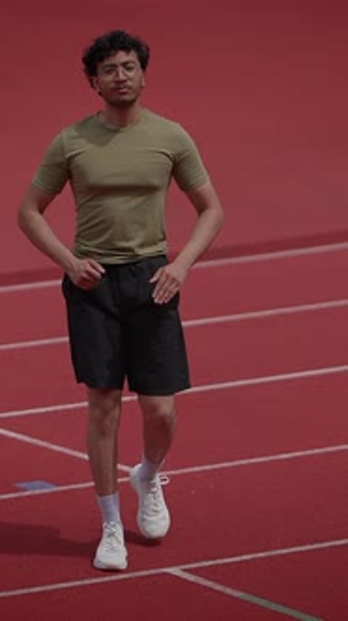 Un atleta está en la pista durante un evento deportivo para mostrar su entrenamiento y preparación