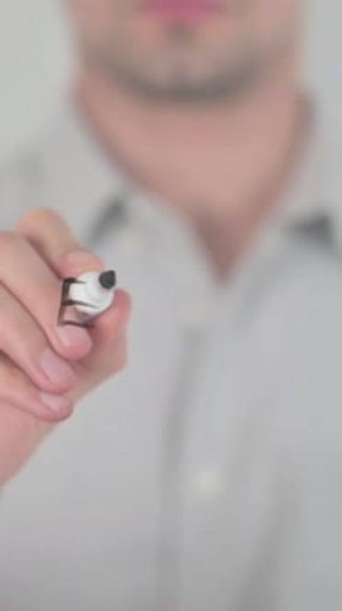 Fluchtweg, Schreiben auf dem Bildschirm mit der Hand, vertikales Video