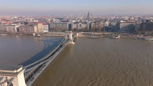 Vista panorâmica aérea do rio Danúbio com paisagem urbana em um dia ensolarado em Budapeste