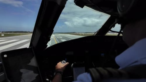 Pilot in einem Jet-Cockpit beim Start vom Flughafen Barcelona