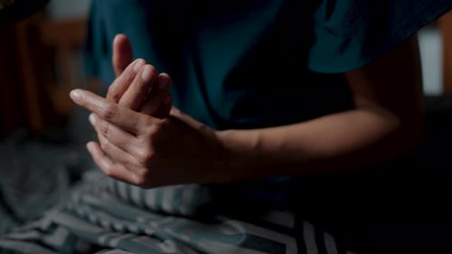 Die Frau wurde von einer Sehne in ihrem Handgelenk eingeklemmt, was zu Schmerzen im Handgelenk und Taubheitsgefühl im Oberschenkel führte.