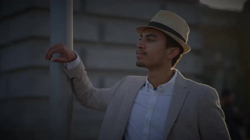 Retrato de estilo de vida urbano de um homem feliz curtindo a vida na cidade ao ar livre