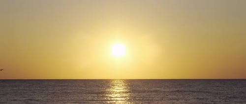 Paisaje marino pintoresco con amanecer en el horizonte