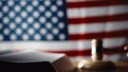 Judge Beats the Ruling of the Law with the Hammer in the American Court