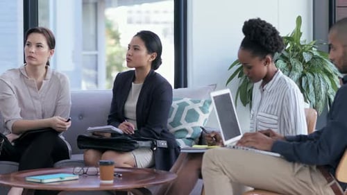 Conversando, planejando ou reunindo um grupo de colegas, discutindo ideias, discutindo estratégias