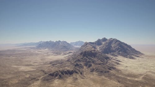 Eine Luftaufnahme einer Bergkette in der Wüste