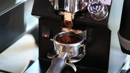 Barista bereitet Kaffee aus nächster Nähe an der Maschine zu