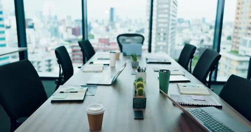 Sala de reuniões, negócios e janela de escritório na cidade para desenvolvimento, crescimento ou reunião da empresa