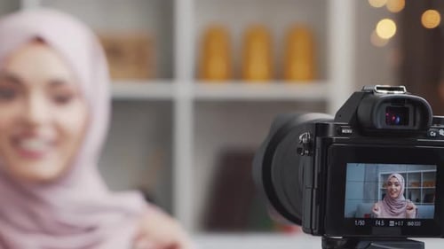 Portrait rapproché d'une jeune fille musulmane en hijab et masque de protection Une triste femme du Moyen-Orient est