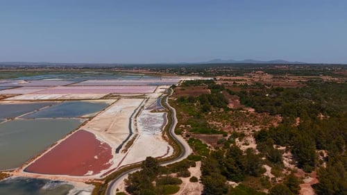 Lagoas de sal rosa brilhando perto da costa de Es Trenc, Maiorca