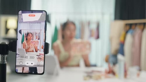 Asia lady vlogger look phone camera review new product eye shadow palette.