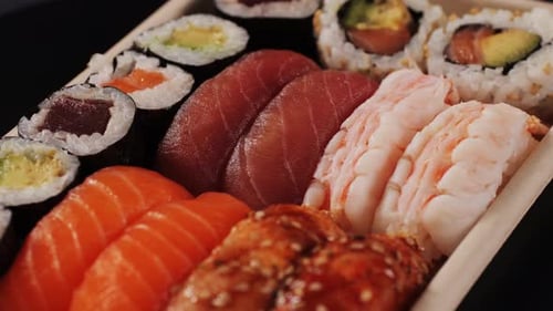 Eine sortierte Sushi-Platte mit einer schönen Auswahl an frischen Zutaten und Sorten