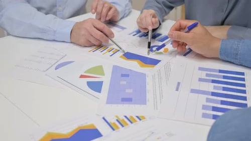 Primer plano de manos haciendo el papeleo en la oficina