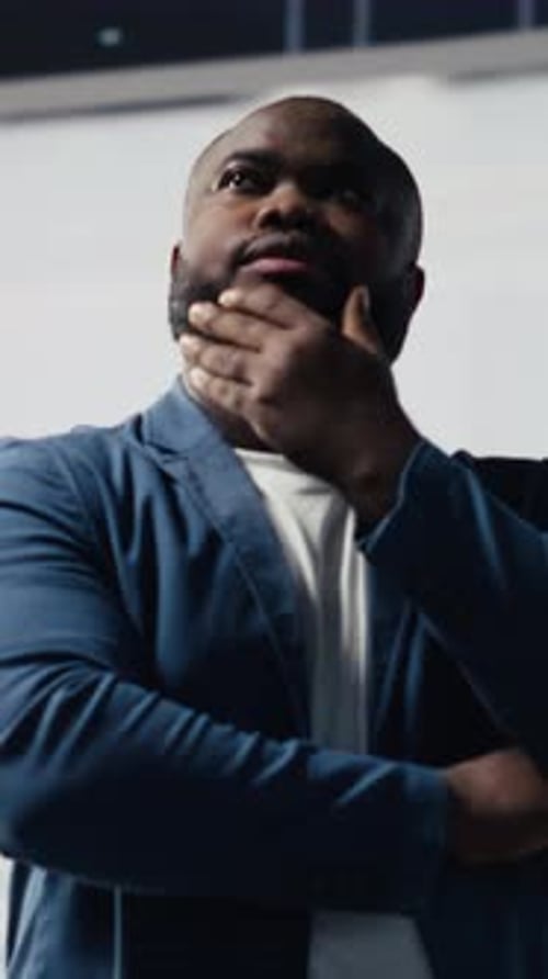 Vídeo vertical: Ingeniero afroamericano que analiza el lenguaje de programación para la automatización