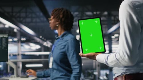 Nahaufnahme des Server-Hub-Administrators mit isoliertem Bildschirmtablett neben einem Kollegen
