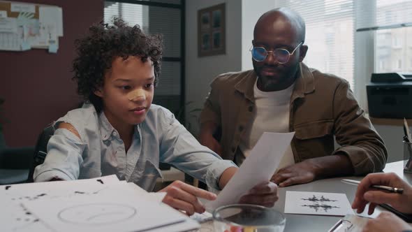 Un colegial problemático y su padre visitan al psicólogo , Grabaciones ...