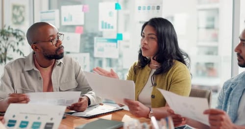 Творческие люди, команда и встреча с документами по стратегии, маркетингу или планированию проекта