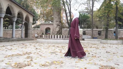 Muslimisches Mädchen besucht Moscheehof