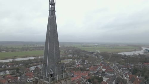 Drone Sint Martinuskerk em Doesbug, Gelderland, Holanda em um dia frio e ventoso