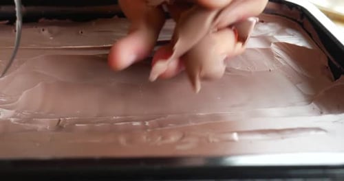 Préparation à la main d'un glaçage au chocolat riche et onctueux ou d'un dessert à la ganache
