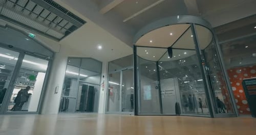Sala con puertas giratorias en HAM, Finlandia