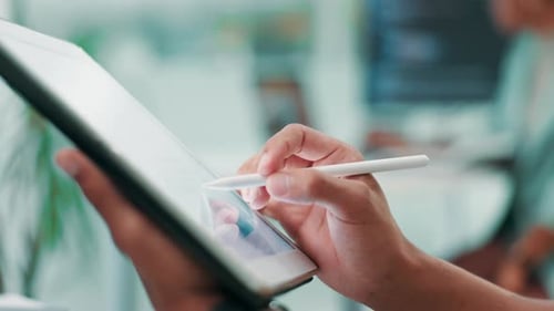 Personne, mains et écriture avec tablette pour le développement de logiciels, le test d'Applications ou la conception au bureau