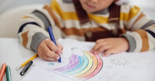 Kinder, Zeichnen und Buntstifte für Kunst, Kreativität oder Lernentwicklung zu Hause als Student