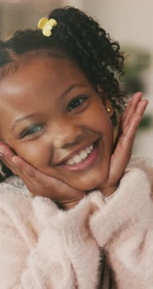 Sourire, mains et visage d'un enfant à la maison pour la jeunesse, le bien-être et une pause d'un week-end au salon