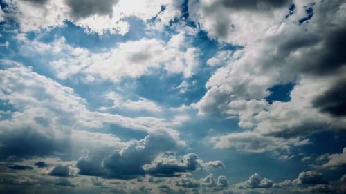 Timelapse de nuages étonnants dans l'espace nuageux étendu