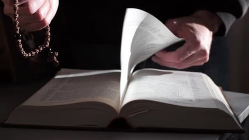 Ein Mann liest die Heilige Bibel