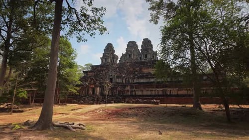 Mystische Tempelruinen von Angkor Wat, umgeben vom Dschungel
