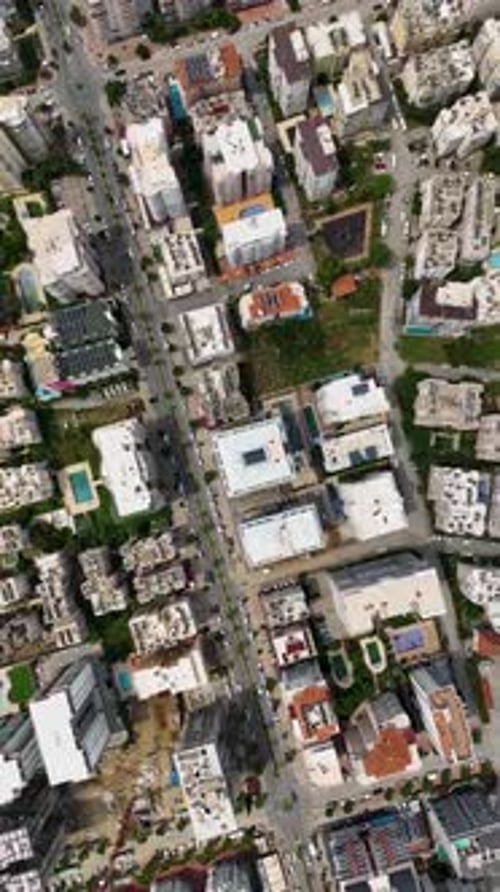 Vídeo vertical: perspectiva aérea de un sitio de construcción de varios pisos