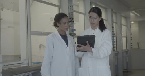 Mujeres científicas discutiendo los resultados del experimento
