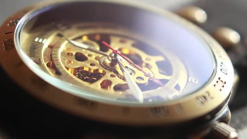 Nahaufnahme einer Steampunk-Armbanduhr im Zeitraffer