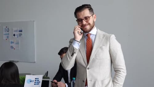 Von oben: Eine Gruppe verschiedener Kollegen in formeller Kleidung, die Geschäftsideen diskutieren