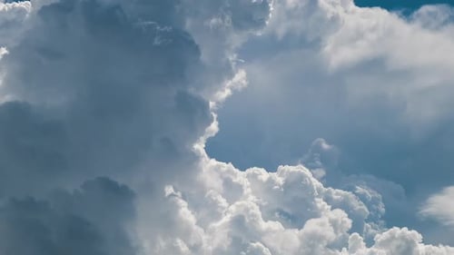 Zeitraffer weißer, flauschiger Cumulonimbuswolken, die sich vor einem Gewitter am blauen Sommerhimmel bilden