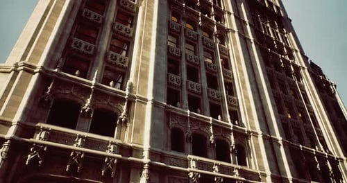 Edificio histórico brilla bajo un cielo brillante que resalta sus detalles