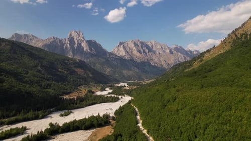 Maison d'hôtes située dans la magnifique vallée de Valbone, dans le nord de l'Albanie, entourée d'une forêt verdoyante et d'une altitude élevée