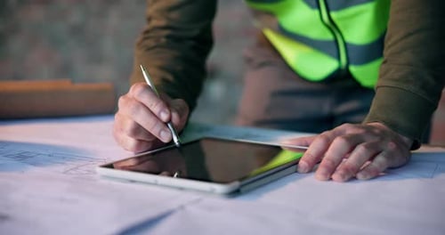 Mains, architecte ou écriture avec plan ou tablette pour la planification de la construction ou la conception de bâtiments