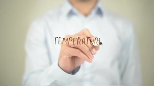 Temperature Man schreibt auf transparentem Bildschirm