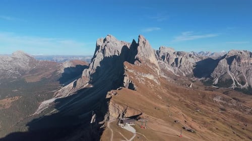 Vue arrière d'un drone depuis le télésiège de Seggiovia Fermeda et le Seceda Ridgeline