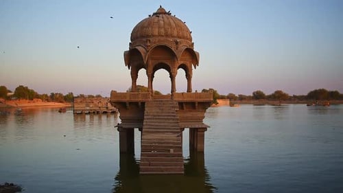 Vue panoramique d'un cénotaphe construit au milieu du lac Gadisar à Jaisalmer. Une attraction touristique célèbre