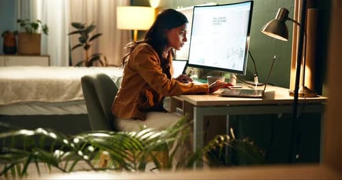Tippen, Kaffee und Frau mit Laptop in der Nacht, Telearbeit und Planung des Projektabschlusses