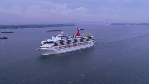New York City Circa-2017, Karnevalskreuzfahrtschiff segelt in Upper New York