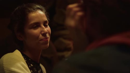 Noche romántica de luna de miel junto a la chimenea