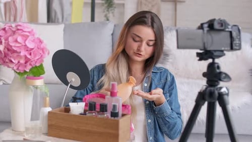 Atractiva adolescente vlogueando sobre maquillaje, jovencita grabando su videoblog de belleza, jovencita