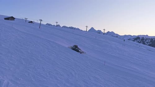 Un Drone capture des véhicules harcelés qui entretiennent les pistes de ski de la Zillertal Arena avec de la neige