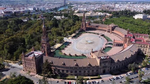 Carretilla aérea sobre el hito histórico de la Plaza de España en Sevilla, España
