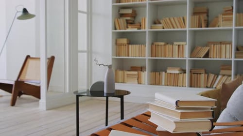 Biblioteca y libros en un lujoso apartamento reformado con techos altos