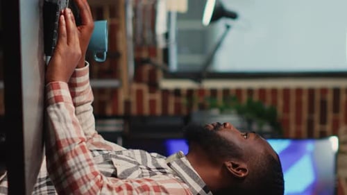 Vertikales Videoteam von professionellen Entwicklern, die an der Softwareentwicklung arbeiten